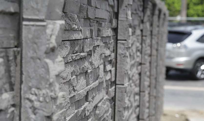 Chiselstone precast concrete wall